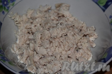 Куриную грудку предварительно сварить в подсоленной воде до готовности (варить минут 25-30 с начала закипания воды), а затем остудить в бульоне. Нарезать куриную грудку на мелкие кусочки.