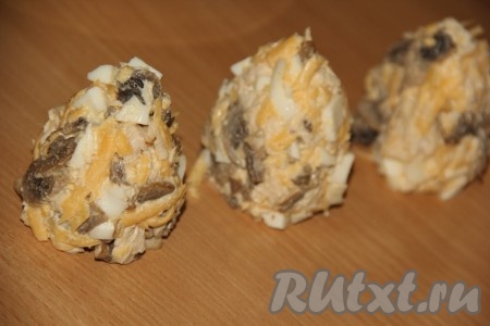 Из салатной массы сформировать небольшие конусы - они и станут нашими ёлочками.
