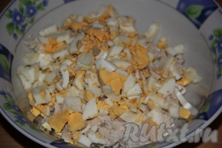 Яйца предварительно сварить в течение минут 10 с начала кипения воды, остудить и, очистив от скорлупы, нарезать мелко (или натереть на крупной тёрке). Соединить куриную грудку и яйца.
