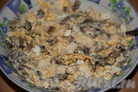 Добавить майонез в получившийся салат и тщательно перемешать. Много майонеза добавлять не нужно, он должен быть связующим звеном для составляющих салата.
