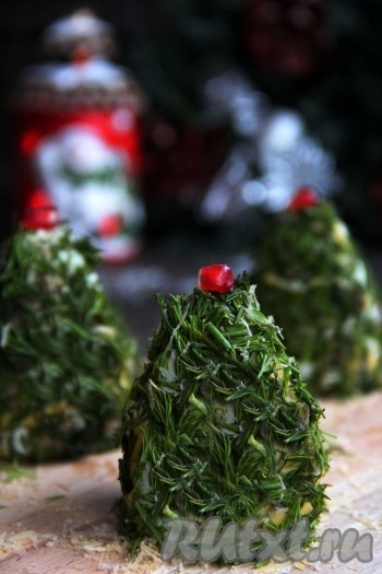 Выложить новогоднюю закуску в виде ёлочек на плоскую тарелку (или форму для подачи). Верхушку каждой ёлки украсить зёрнами граната. Красивая, аппетитная и очень вкусная закуска "Новогодние ёлочки", приготовленная по этому рецепту, несомненно станет украшением праздничного стола. 
