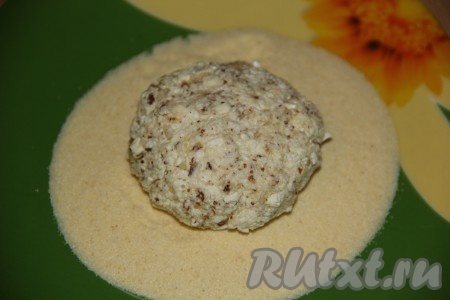 Перемешать тщательно творожную массу, она должна получиться достаточно плотной, из неё должны легко формироваться руками сырники. Сформировать сырники и обвалять их в манке со всех сторон.
