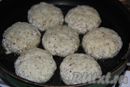 В сковороду влить растительное масло, разогреть, сделать огонь средним и выложить сырники.
