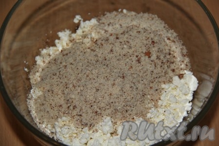 Соединить творог и миндальную муку. 
