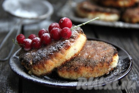 Очень вкусные, ароматные сырники, приготовленные с миндальной мукой, подать к столу в тёплом виде. Можно присыпать сахарной пудрой или полить любым сиропом.
