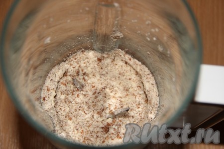 Измельчить миндаль в муку. 
