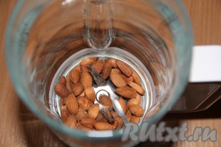 Для того чтобы приготовить такие сырники, можно купить миндальную муку в магазине, я же решила приготовить муку в домашних условиях из миндаля. Поместить миндаль в чашу блендера.
