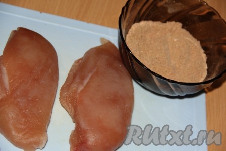 В отдельной ёмкости соединить&nbsp;пажитник, хмели-сунели, паприку, красный острый перец, сушёный чеснок и перемешать. Куриное филе промыть от соли и хорошо обсушить бумажным полотенцем.
