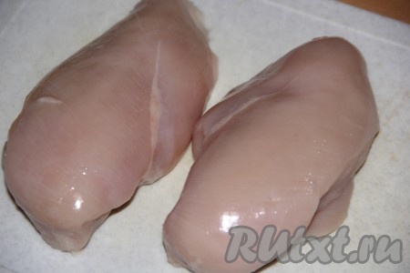 Куриное филе промыть под проточной водой, тщательно обсушить со всех сторон.
