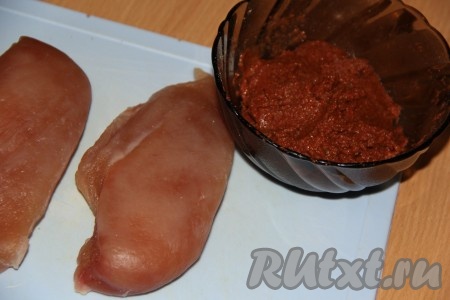 В специи добавить, примерно, 2-3 столовые ложки воды. Масса должна стать однородной и пластичной.
