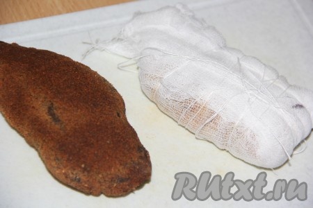 Готовый балык из куриного филе развернуть, нарезать и подать к столу. Я разворачиваю только то мясо, которое буду подавать к столу. Оставшееся мясо, завёрнутое в марлю, кладу в лоток и отправляю его в холодильник. Домашний куриный балык может храниться в холодильнике в течение 2 месяцев.
