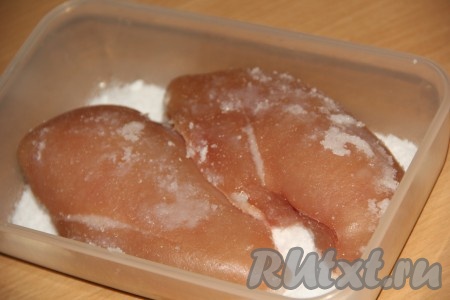 Через сутки раскопать мясо, вокруг кусочков будет мокрая соль. Убрать влажную соль. Мясо промывать водой не нужно. Подсыпав свежую соль, снова полностью покрыть филе солью, отправить в холодильник ещё на 1 сутки. В этот момент мы обезвоживаем куриное мясо.
