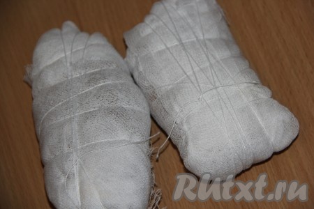 Каждое куриное филе, обмазанное специями, замотать в марлю и перемотать ниткой. Подвесить филе в прохладном месте на 7-10 дней. Мы вялили мясо на чердаке, можно оставить на балконе или в холодильнике.
