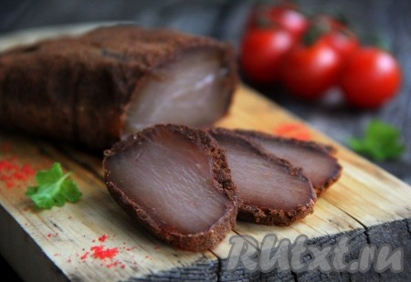 Балык из куриного филе, приготовленный в домашних условиях, прекрасно режется, получается нежнейшим и очень вкусным.
