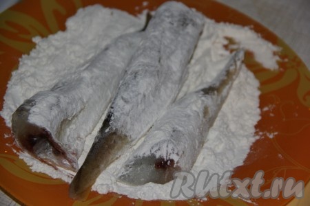 Навагу обвалять со всех сторон в муке.
