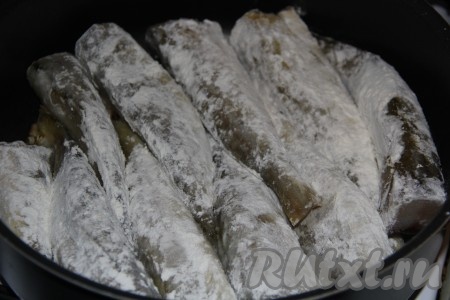 Выложить навагу в сковороду в один слой и обжарить в течение 3 минут на среднем огне, затем посолить с одной стороны.
