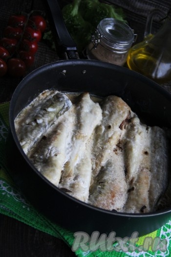 Вкусную и нежную навагу, тушёную со сметаной на сковороде, подать в горячем виде с любым гарниром. Приготовьте рыбу по этому рецепту и вы точно не разочаруетесь!
