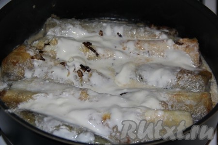 Сметану соединить с водой, перемешать, вылить в сковороду с навагой, довести соус до кипения и уменьшить огонь. Прикрыть сковороду крышкой и тушить рыбу минут 7.
