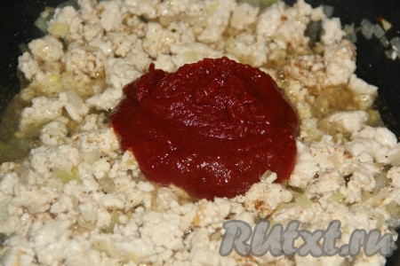 Перемешать фарш со специями и добавить томатную пасту (или кетчуп).
