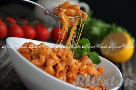 Подать вкусное и сытное блюдо к столу в горячем виде. Готовятся макароны с фаршем и сыром на сковороде очень просто и достаточно быстро, особенно нравятся они мужчинам!
