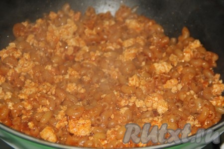 Готовить макароны с фаршем под крышкой, примерно, 15 минут на небольшом огне. Макароны за это время приготовятся, а вода вся испарится.
