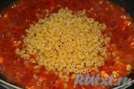 Всыпать макароны в сковороду, перемешать. Предварительно отваривать макароны не нужно.
