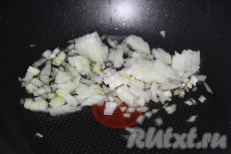 Лук очистить и выложить в сковороду с растительным маслом.
