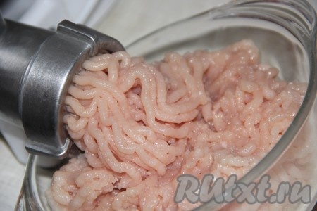 Пропустить через мясорубку мясо.
