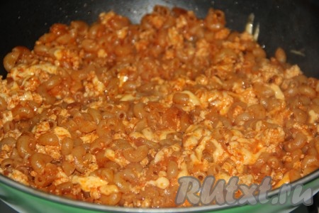 Перемешать макароны с фаршем и сыром, снять с огня.&nbsp;
