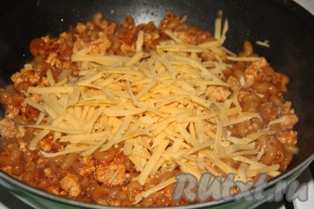 Сыр натереть на тёрке и добавить в сковороду.
