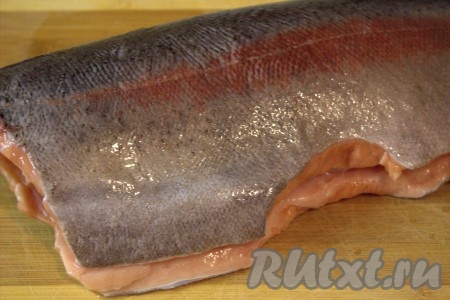 Форель промыть под проточной водой, удалить внутренности, голову, плавники и хвост.
