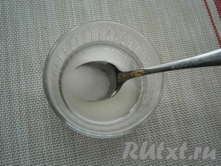 Чашу поместить в мультиварку и выставить программу "Экспресс" (эта программа позволяет готовиться рису до выкипания воды, время в ней не выставляется). Если же такой программы у вас нет, готовьте на программе "Крупы" или "Рис", но в этом случае нужно обязательно следить за выкипанием воды. Как только вода выкипит, мультиварку нужно выключать. Оставить рис под закрытой крышкой на 15-20 минут. Приготовить заправку: к уксусу добавить соль и сахар.
