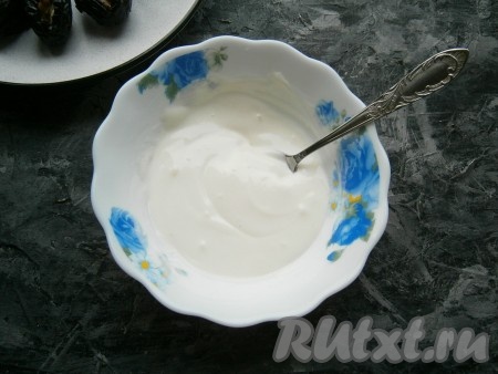 Тщательно перемешать сметану с сахарной пудрой.
