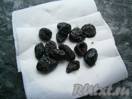 По прошествии времени слить воду с чернослива и обсушить его бумажными полотенцами.
