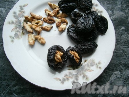 В каждом черносливе острым ножом сделать надрезы с одной стороны и нафаршировать его ядрышками грецких орехов.
