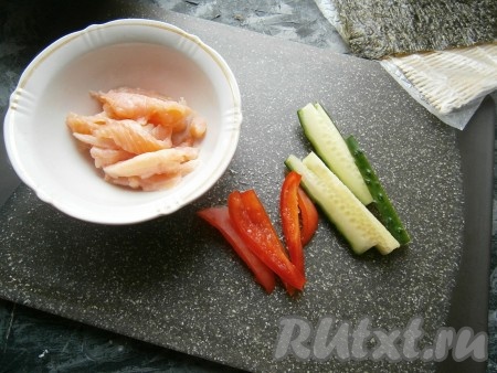 Очистить болгарский перец от семян. Рыбу и перец нарезать длинными кусочками, свежий огурчик нарезать брусочками.
