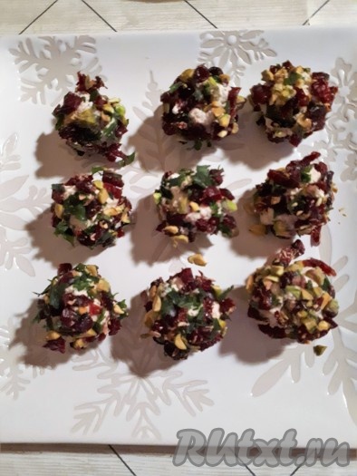 Выложить сырные шарики на блюдо.