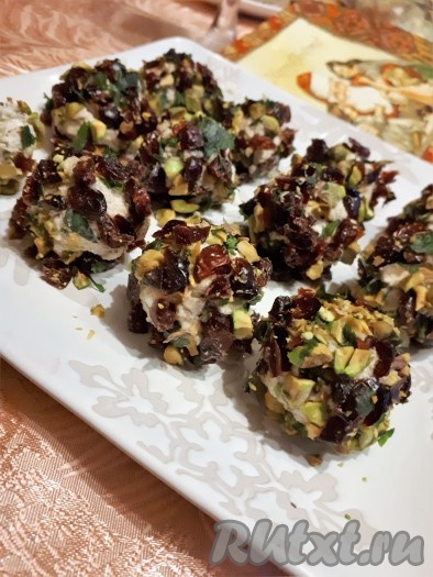 Закуска из сыра с клюквой и фисташками готова. Перед подачей закуску нужно охладить в холодильнике. Очень вкусно и с чаем, и с кофе, и с вином.