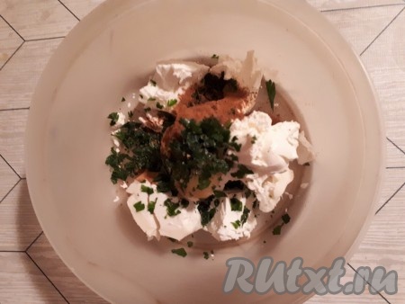 Соединить козий сыр, сливочный сыр, мёд, корицу и оставшуюся зелень.