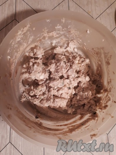 Перемешать до однородного состояния. Я растирала всё это деревянной толкушкой для пюре, так как масса довольно вязкая и перемешать её непросто.