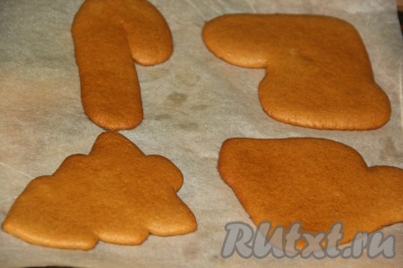 Пряники должны стать красивого золотистого цвета. Не передержите пряники, иначе они станут твёрдыми.