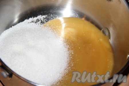 Сливочное масло заранее достать из холодильника и дать немного полежать при комнатной температуре, чтобы оно стало мягким. В толстостенной кастрюле соединить мёд и сахар.
