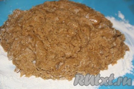 Далее всыпать просеянную муку. Муку добавляем небольшими порциями и перемешиваем ложкой. Как только тесто начнёт собираться в ком, выложить его на припылённую поверхность.&nbsp;
