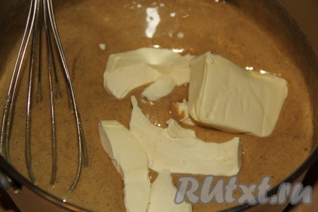 Добавить в кастрюлю кусочки мягкого сливочного масла.
