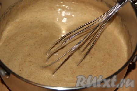 Когда сахар полностью растворится, снять кастрюлю с огня и всыпать соду, перемешать венчиком. Масса начнёт светлеть и станет очень воздушной и пышной.
