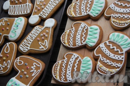 Я решила украсить пряники и глазурью, и кондитерской посыпкой (для того чтобы посыпка держалась на пряниках, её нужно выложить на глазурь). Медовые пряники, украшенные глазурью, оставить на сутки при комнатной температуре. Как только глазурь застынет, можно переложить пряники в большую ёмкость и прикрыть её полотенцем. Вот такие пряники получились у меня. Рисовать я не умею, поэтому украсила, как могла (на вкус это не повлияло).
