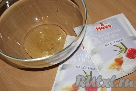 Готовые медовые пряники переложить на стол прямо на бумаге и остудить. Затем просто перевернуть пряники и аккуратно убрать пергамент. Я украшаю пряники глазурью на следующий день. Для приготовления глазури охлаждённый яичный белок влить в посуду для взбивания. Сначала взбить миксером до пышного состояния белка, а затем всыпать сахарную пудру.
