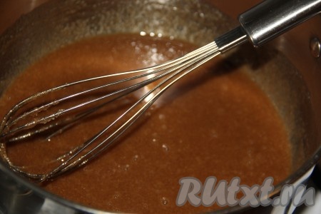 Перемешать получившуюся массу венчиком и поставить на небольшой огонь, прогреть, помешивая, до полного растворения сахара.
