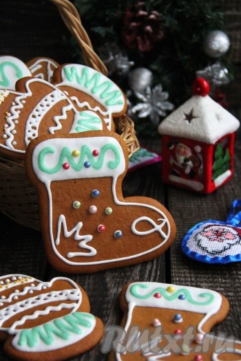 Вот такие яркие, праздничные и очень вкусные медовые пряники на Новый год я приготовила для своей семьи и, конечно, в подарок своим друзьям!
