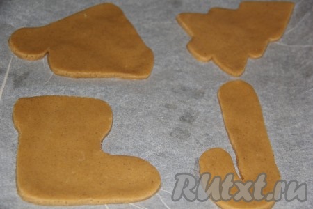 Выложить заготовки из теста на противень, застеленный пергаментом. Выпекать медовые пряники в разогретой духовке минут 10 при температуре 180 градусов.
